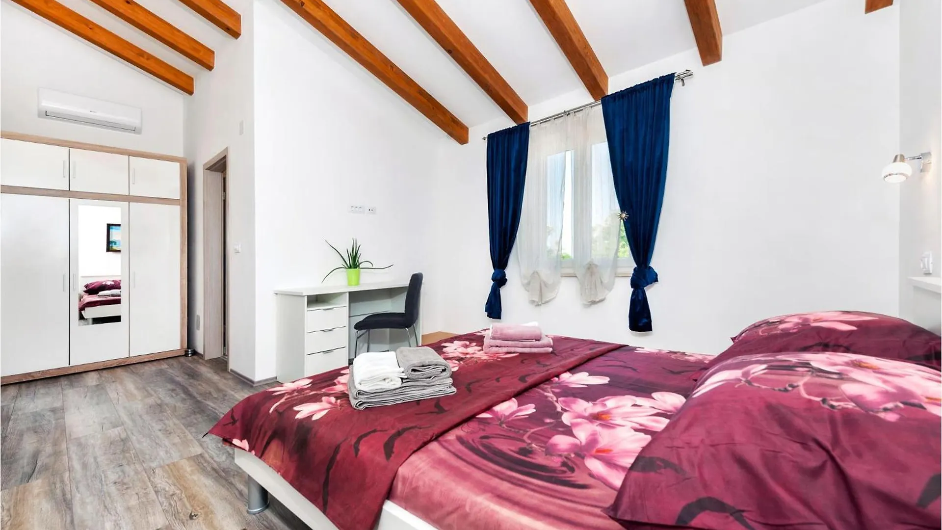 Stunning Home In Fradelani With Wifi Sivati 0*,