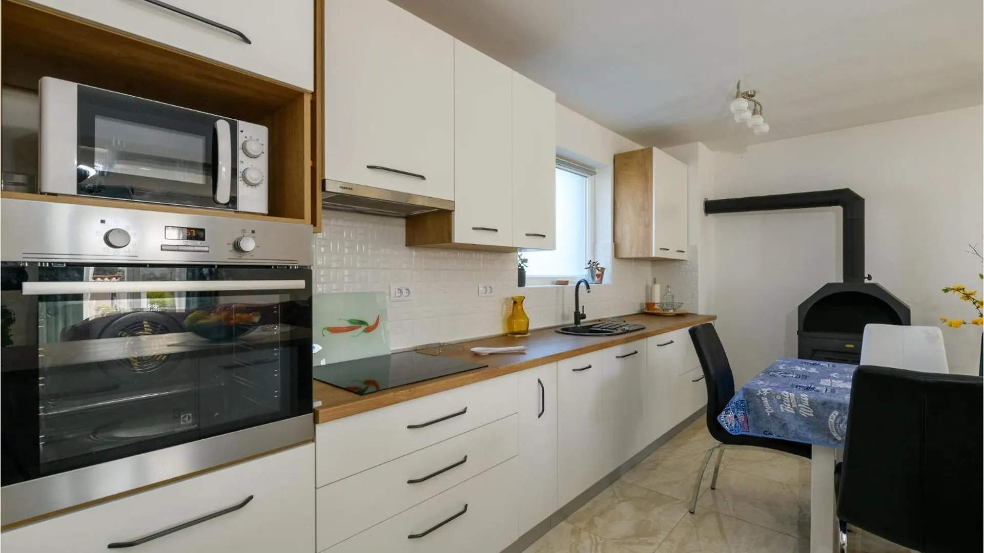 Stunning Home In Fradelani With Wifi Sivati