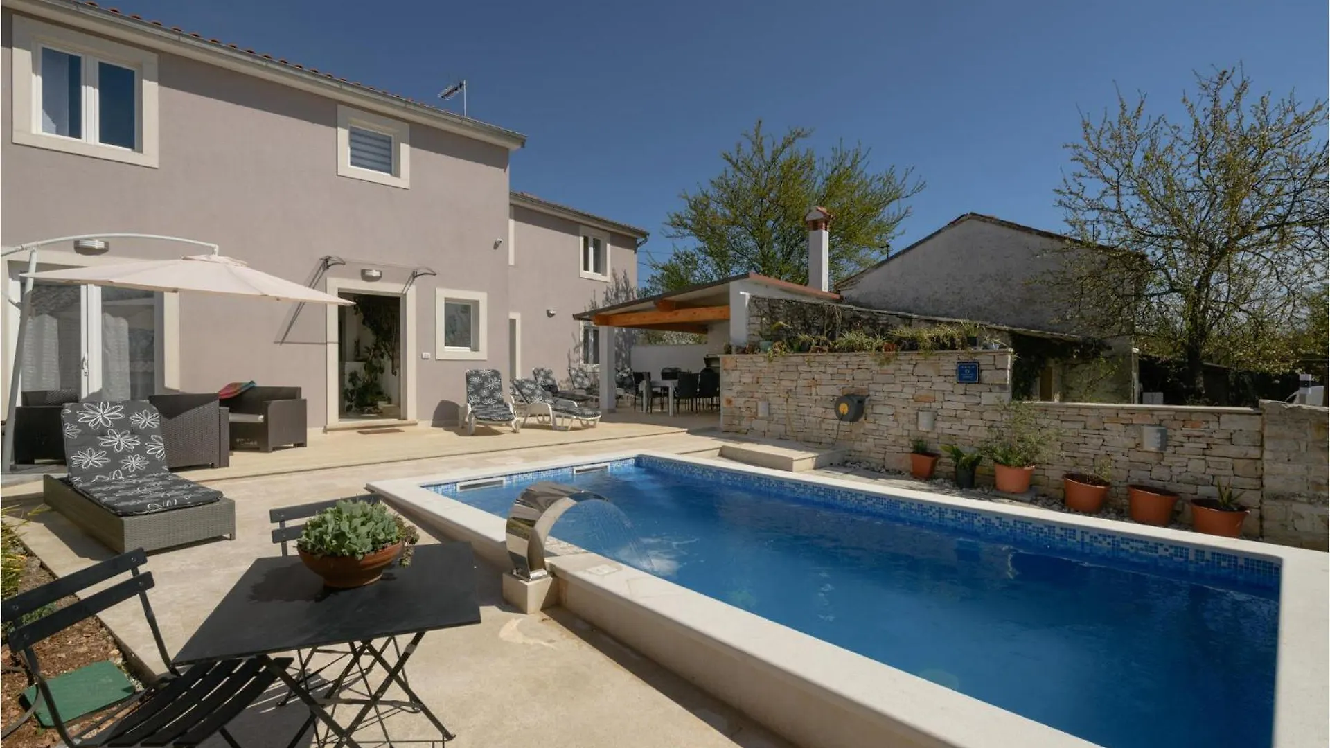 Stunning Home In Fradelani With Wifi Sivati