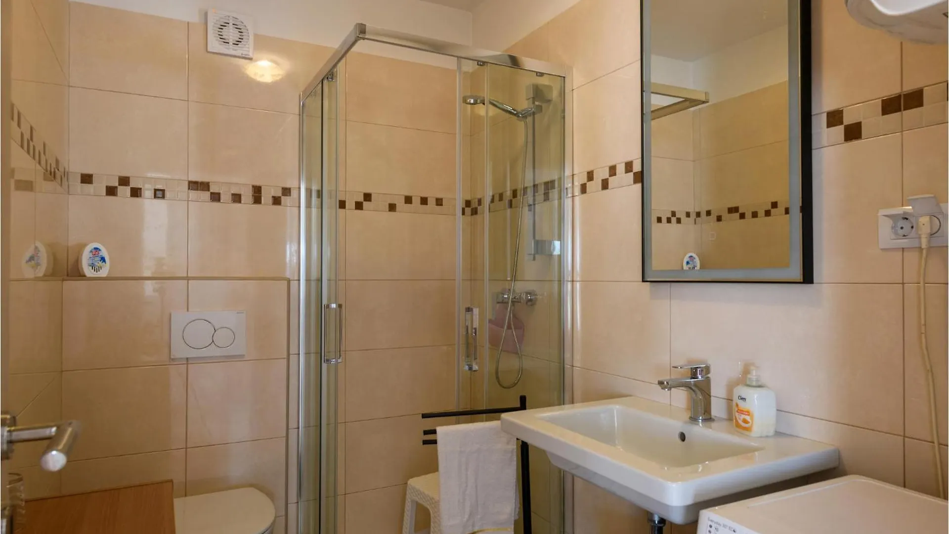 Vakantiehuis Nice home in Fradelani with WiFi&3 Bedrooms Sivati Kroatië